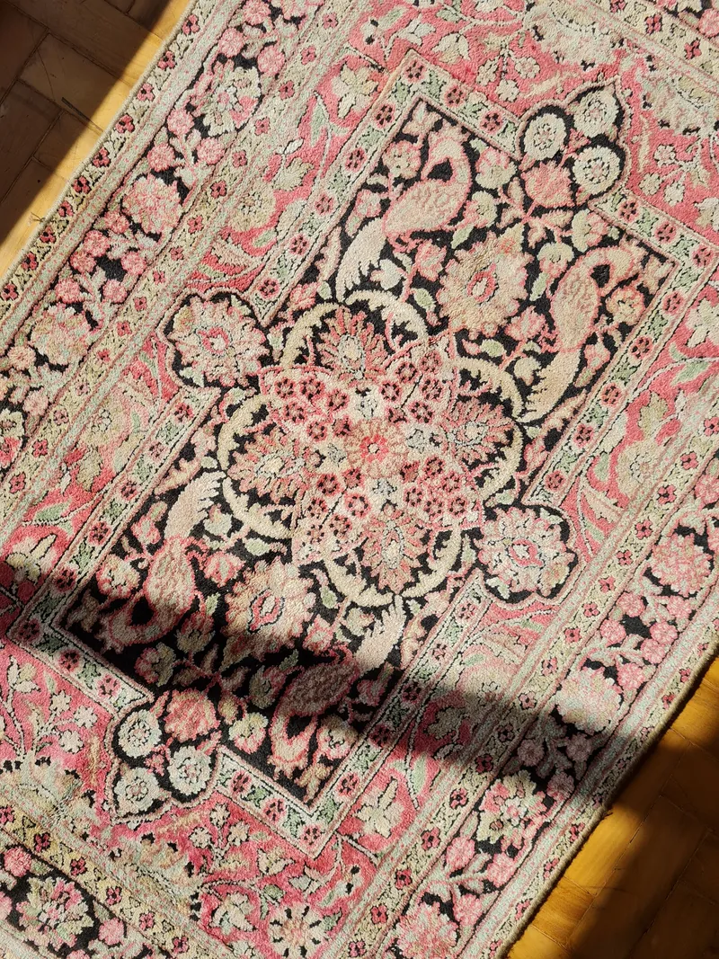 Kayseri Turco Floral: tapete Kayseri da Turquia em rosa, preto e tons pastéis, 1,21 × 0,75 m