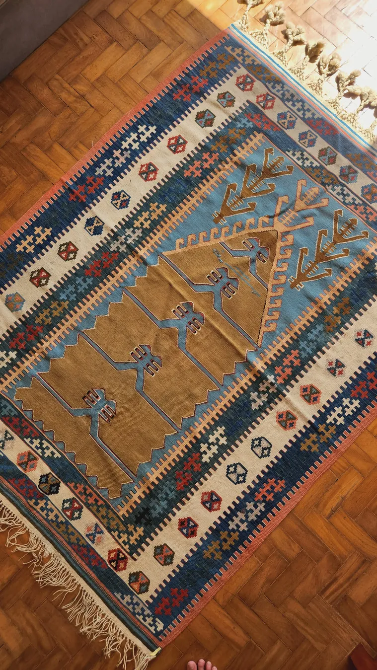 Kilim Turco de Oração: tapete Kilim da Turquia em azul, ocre e creme, 1,63 × 1,26 m