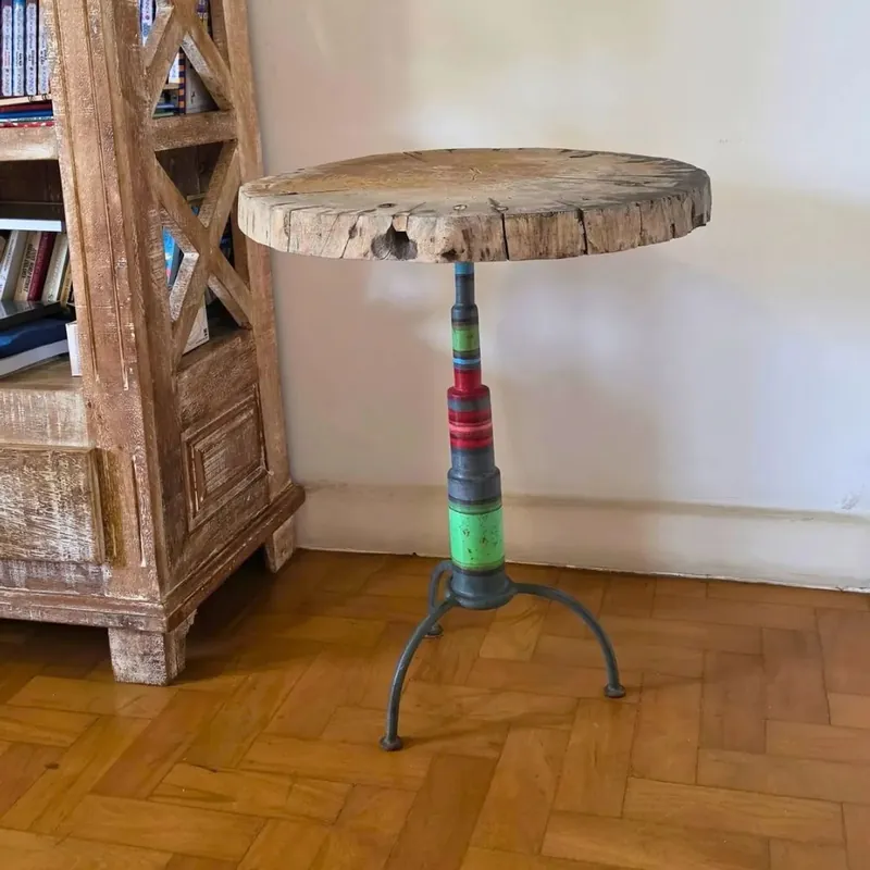 Mesa Lateral Rústica de Madeira e Ferro, mesa lateral, 60 cm de altura × 53 cm de diâmetro